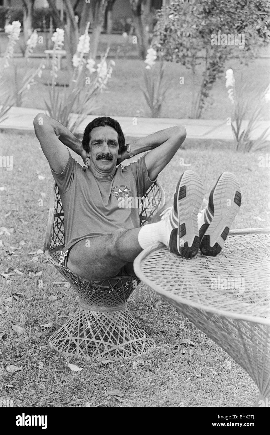 Finales de la Coupe du Monde 1986 au Mexique. Portugal manager Jose Torres dans l'humeur détendue au camp de l'équipe avant leur prochain Banque D'Images