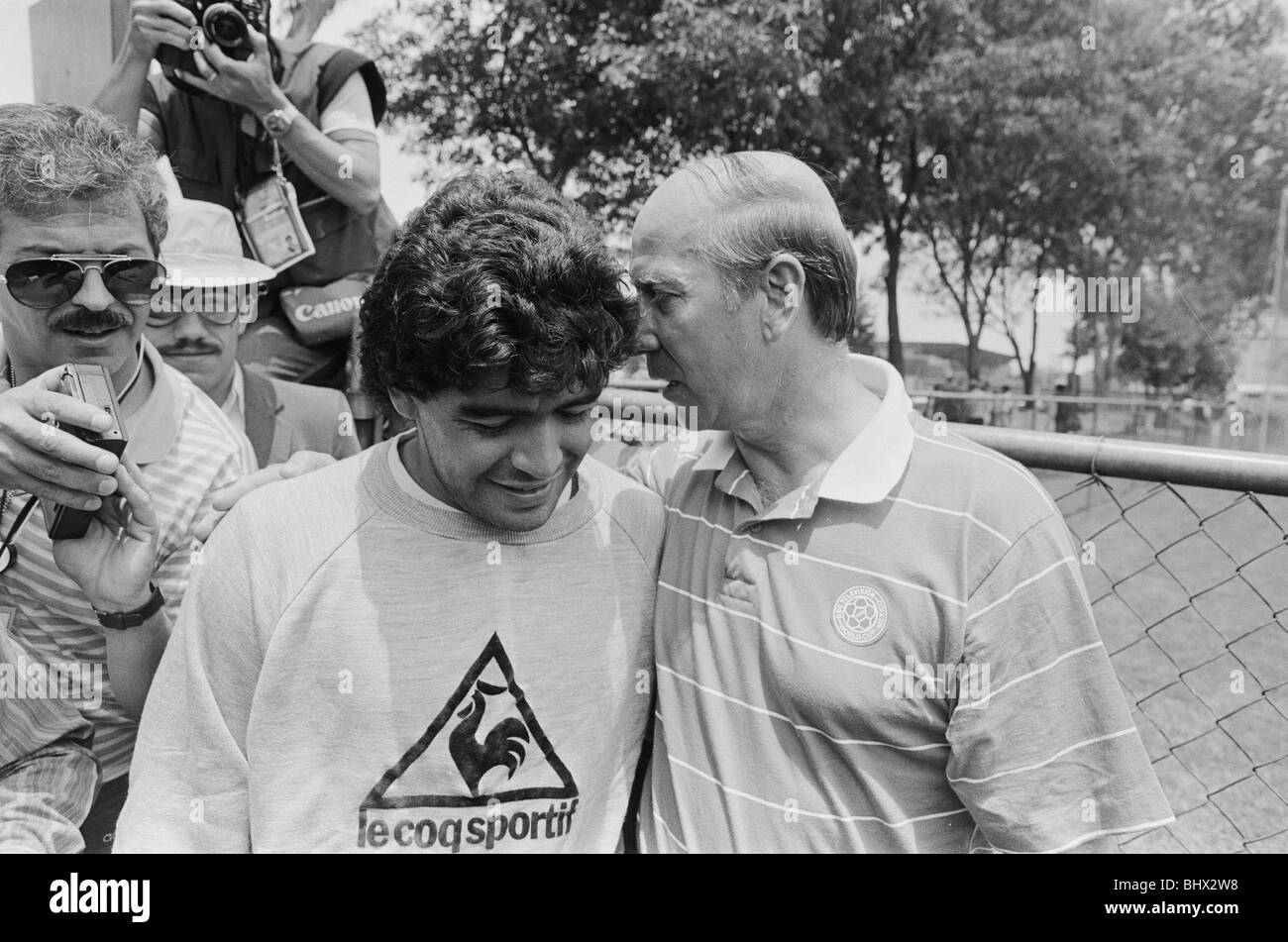 Finales de la Coupe du Monde 1986 au Mexique. Footballeur argentin Diego Maradona parle à l'ex-footballeur Bobby Charlton en Angleterre au cours d'une session de formation. Juin 1986. Banque D'Images