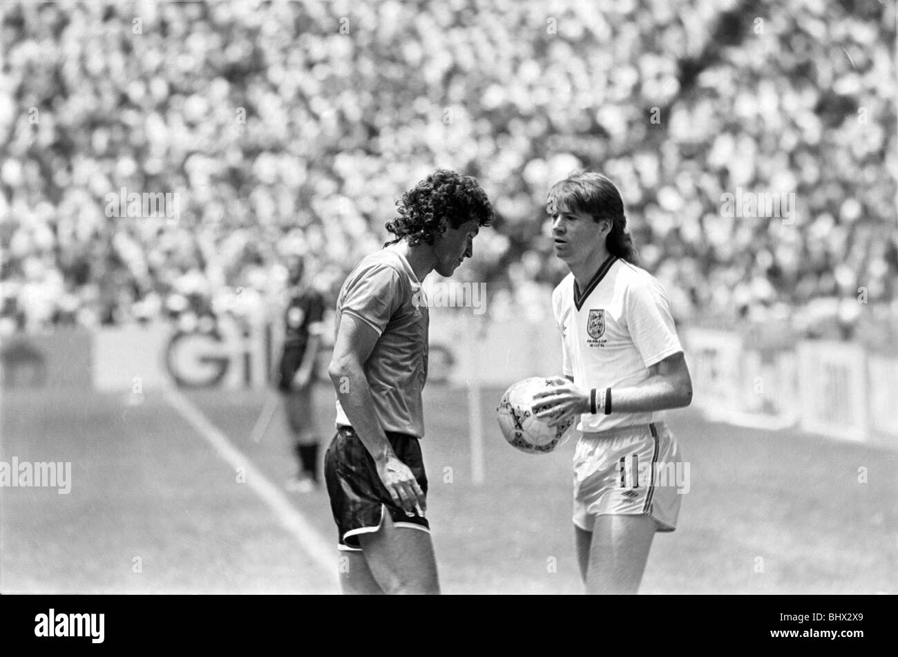 Quart de finale de la Coupe du Monde 1986 Angleterre 1 Argentine 2 Chris Waddle et Ricardo Giusti Azteca, Mexico City *** *** légende locale pour le Tynesider Angleterre signe une fois qu'il avait le goût de la vie en haut vol. Banque D'Images