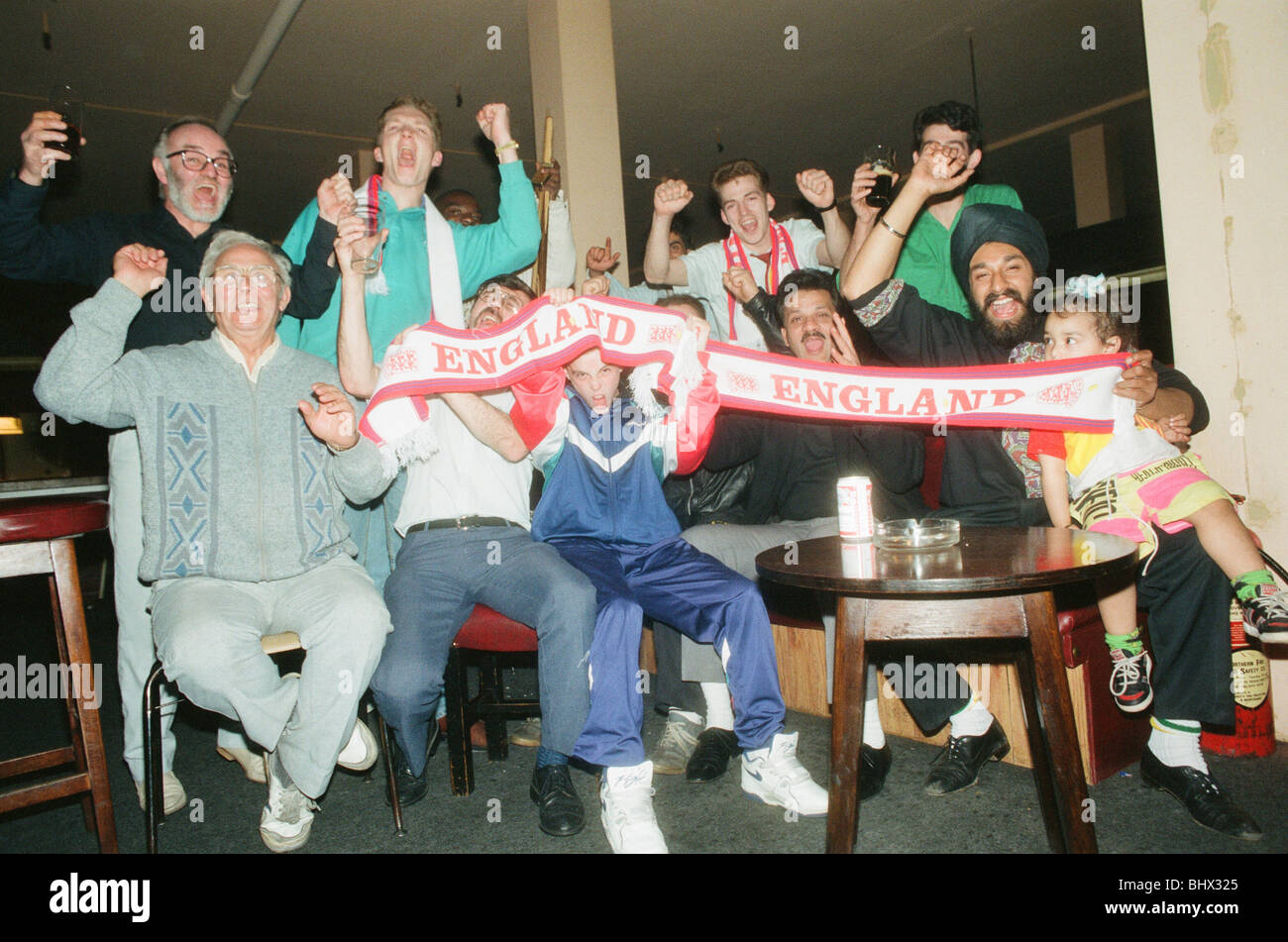 Angleterre fans watch World Cup match de demi-finale entre l'Angleterre et l'Allemagne de l'Ouest, sur leur pub local à Manchester le 4 juillet 1990. Banque D'Images