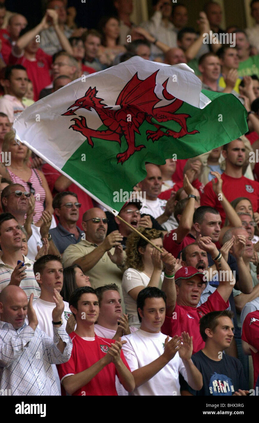 Les fans de football gallois au Millennium Stadium de Cardiff, Pays de Galles v Angleterre au cours de la qualification de la Coupe du Monde - 3 Sept 2005 Banque D'Images