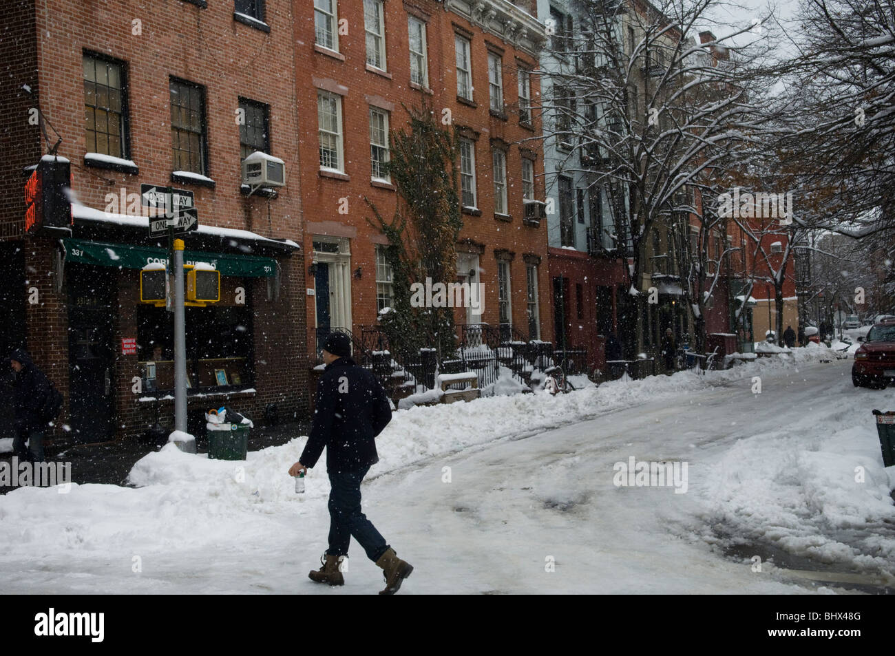 Une âme brave la neige dans le quartier de West Village à New York Banque D'Images