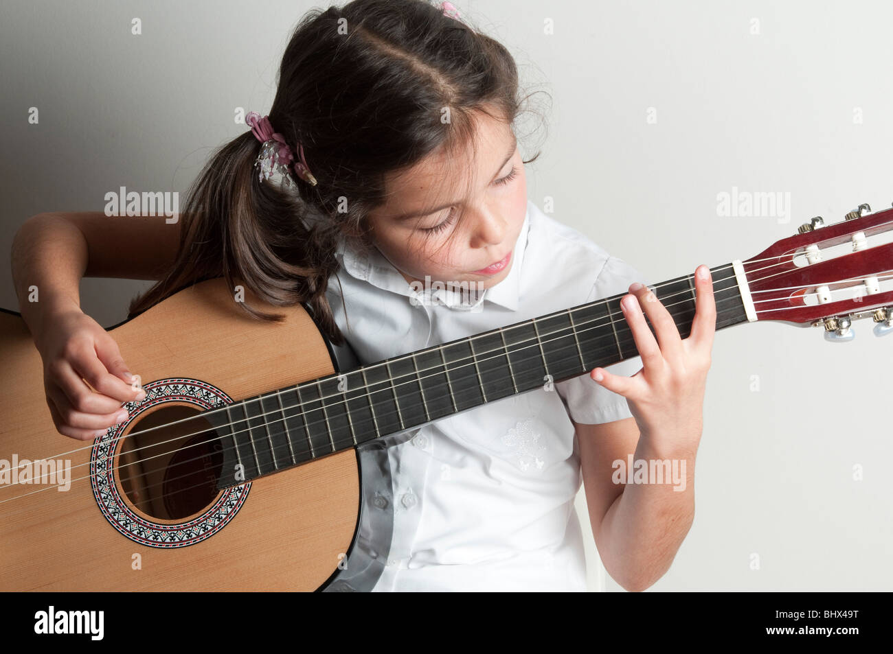 Enfant joue de la guitare Banque D'Images