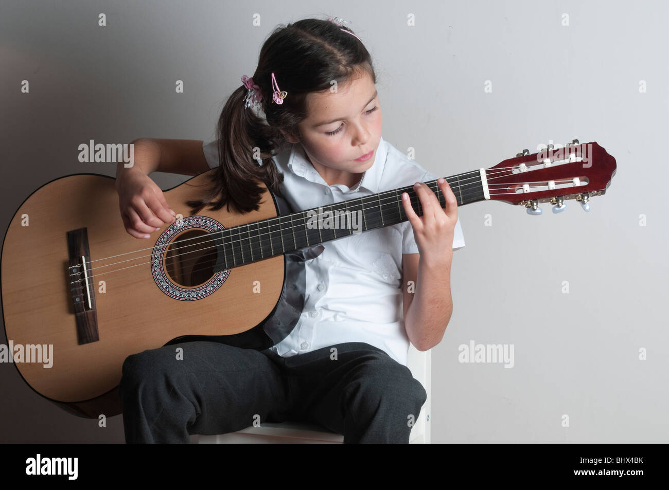 Enfant joue de la guitare Banque D'Images