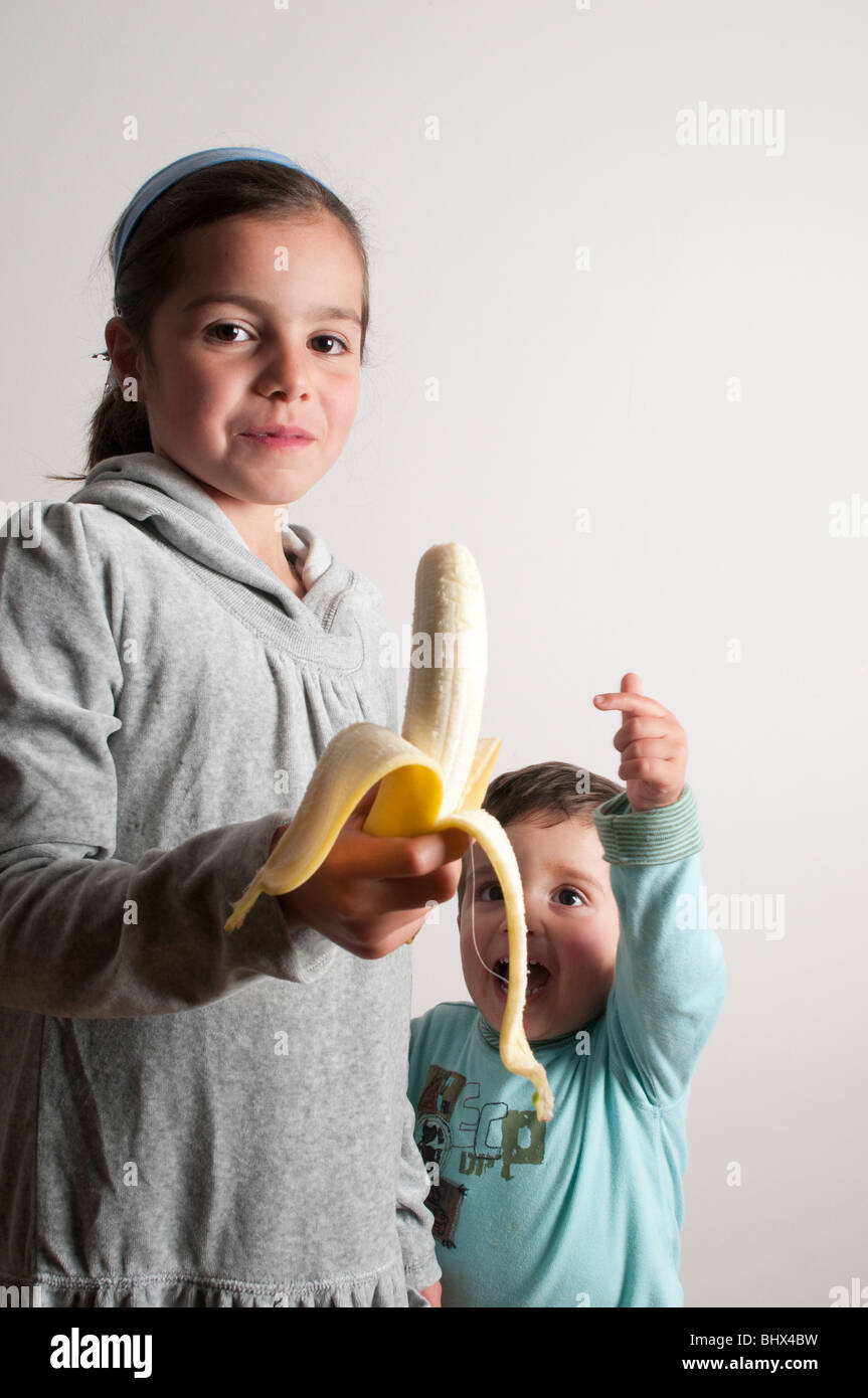 Les enfants partageant banana Banque D'Images