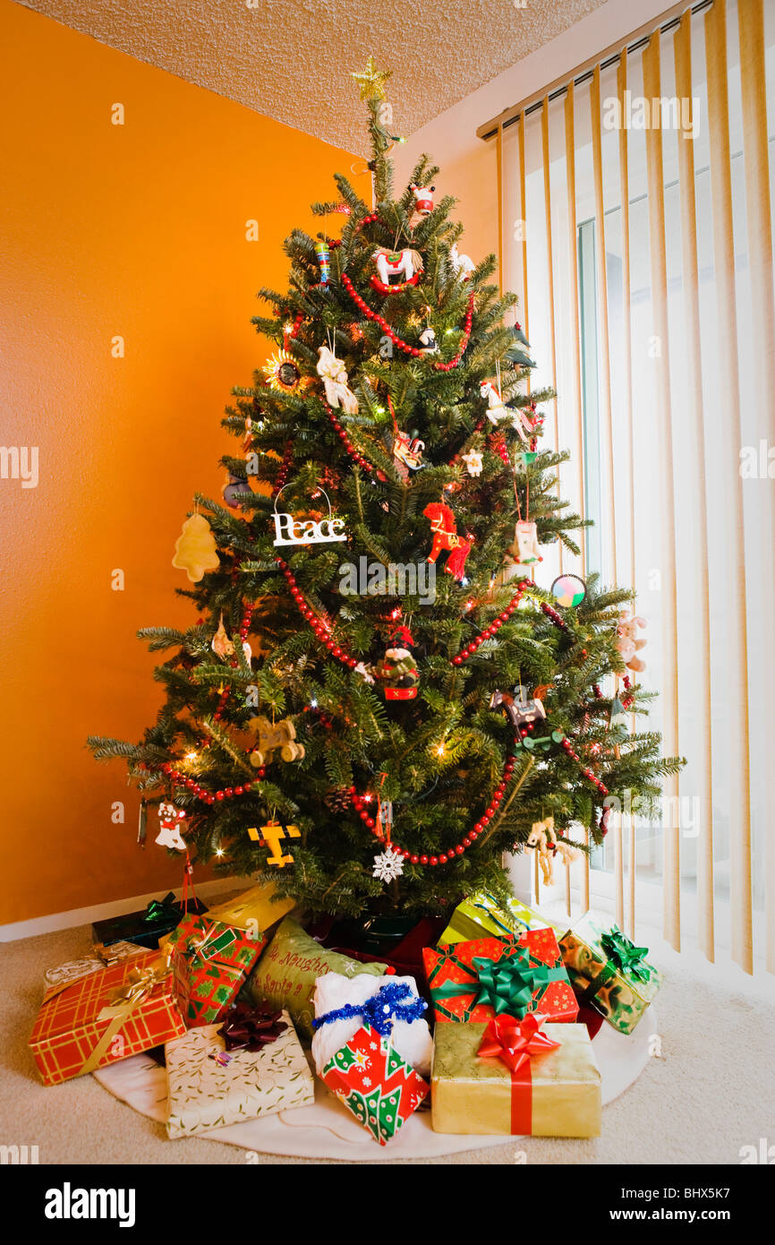 Un arbre de Noël avec des cadeaux en dessous. épars Banque D'Images