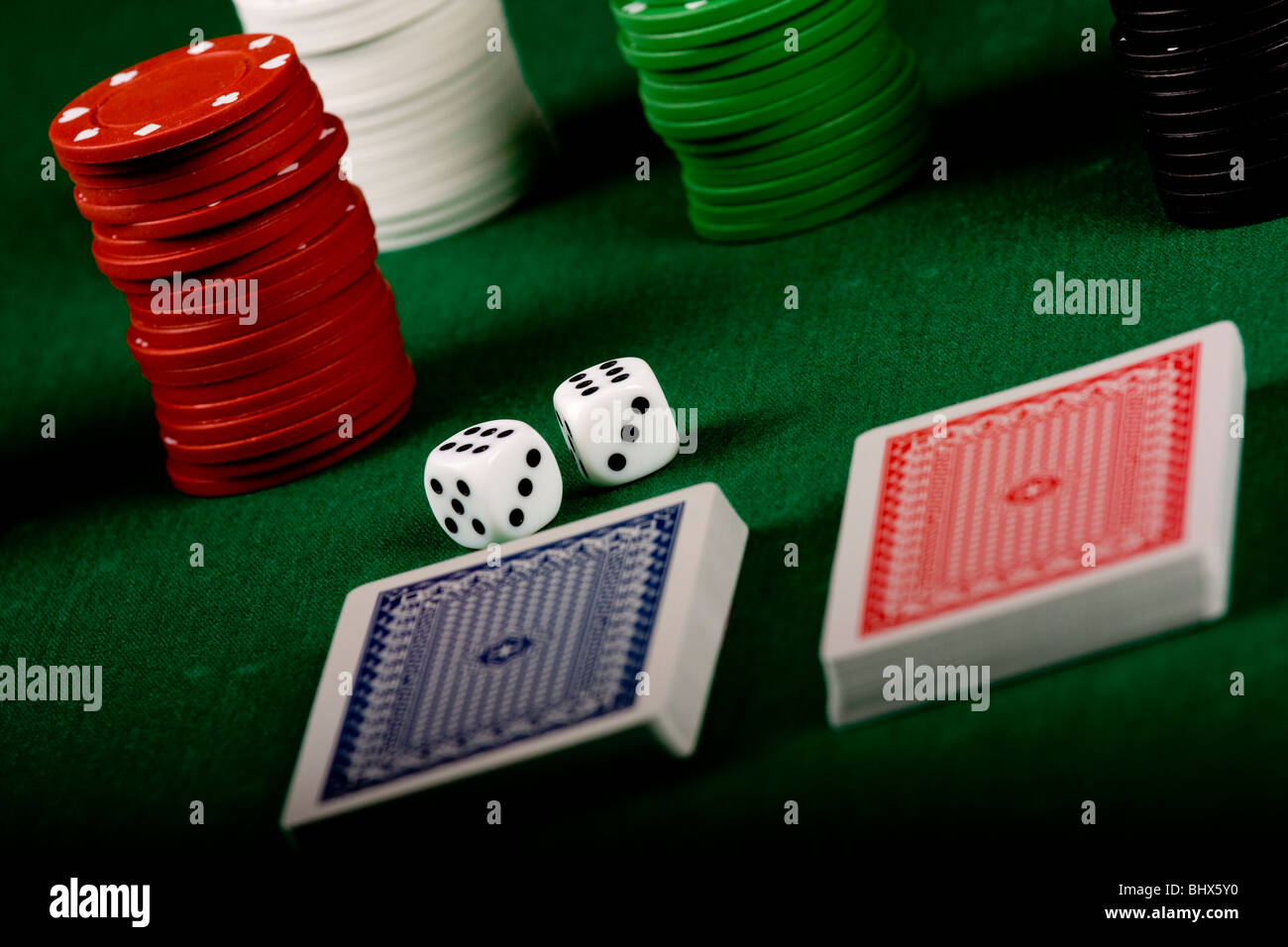 Jeu Du Casino jetons sur table verte Banque D'Images