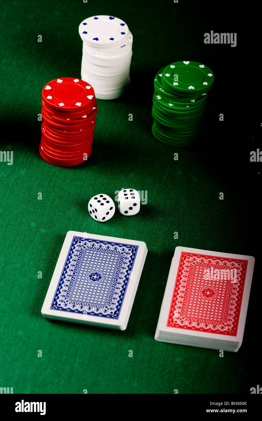 Jeu Du Casino jetons sur table verte Banque D'Images