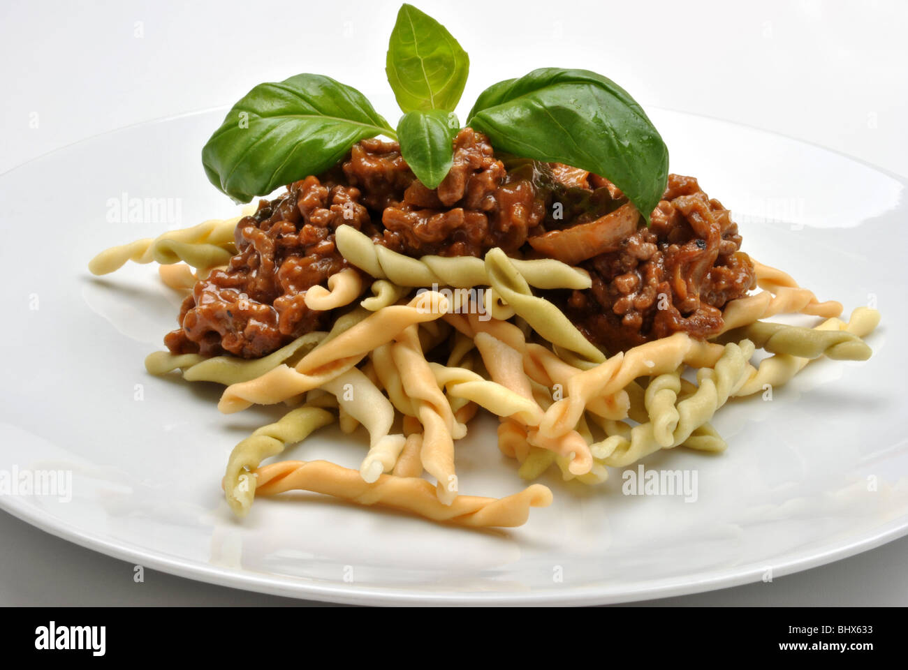 Pâtes faites maison avec de la sauce et le basilic haché Banque D'Images