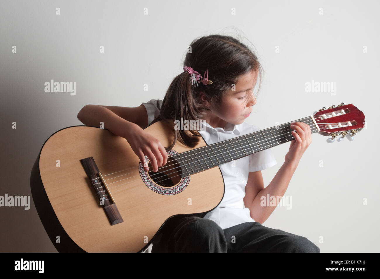 Enfant joue de la guitare Banque D'Images