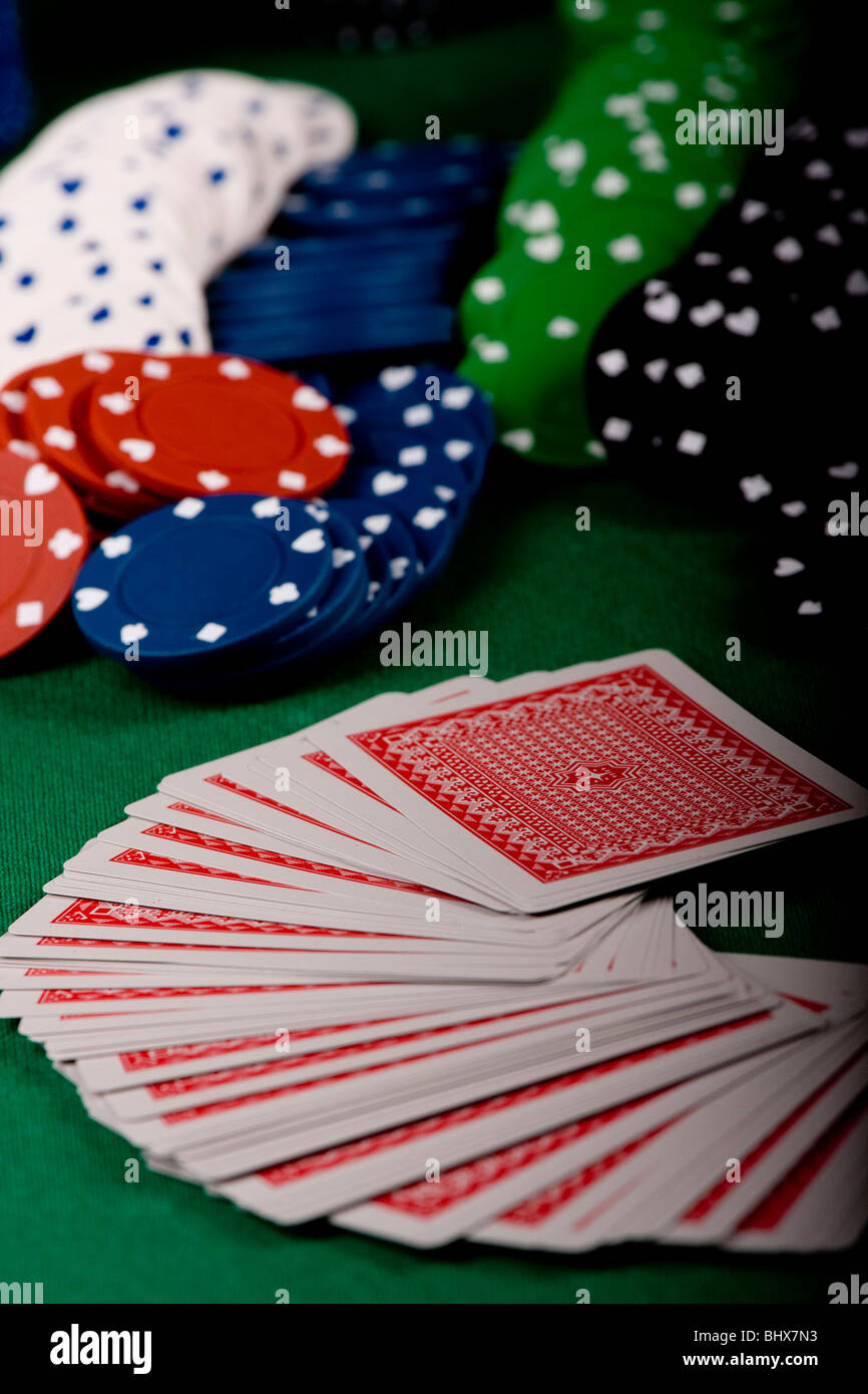 Jeu Du Casino jetons sur table verte Banque D'Images