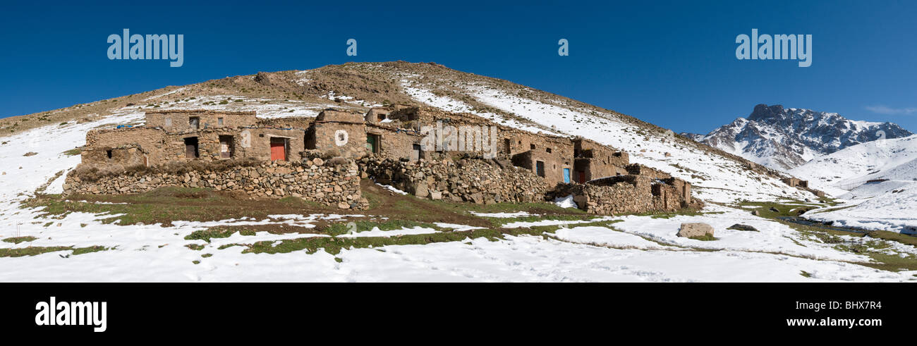 Les bâtiments de brique de boue près de la station de montagne du Haut Atlas, Maroc Oukaimeden. Banque D'Images