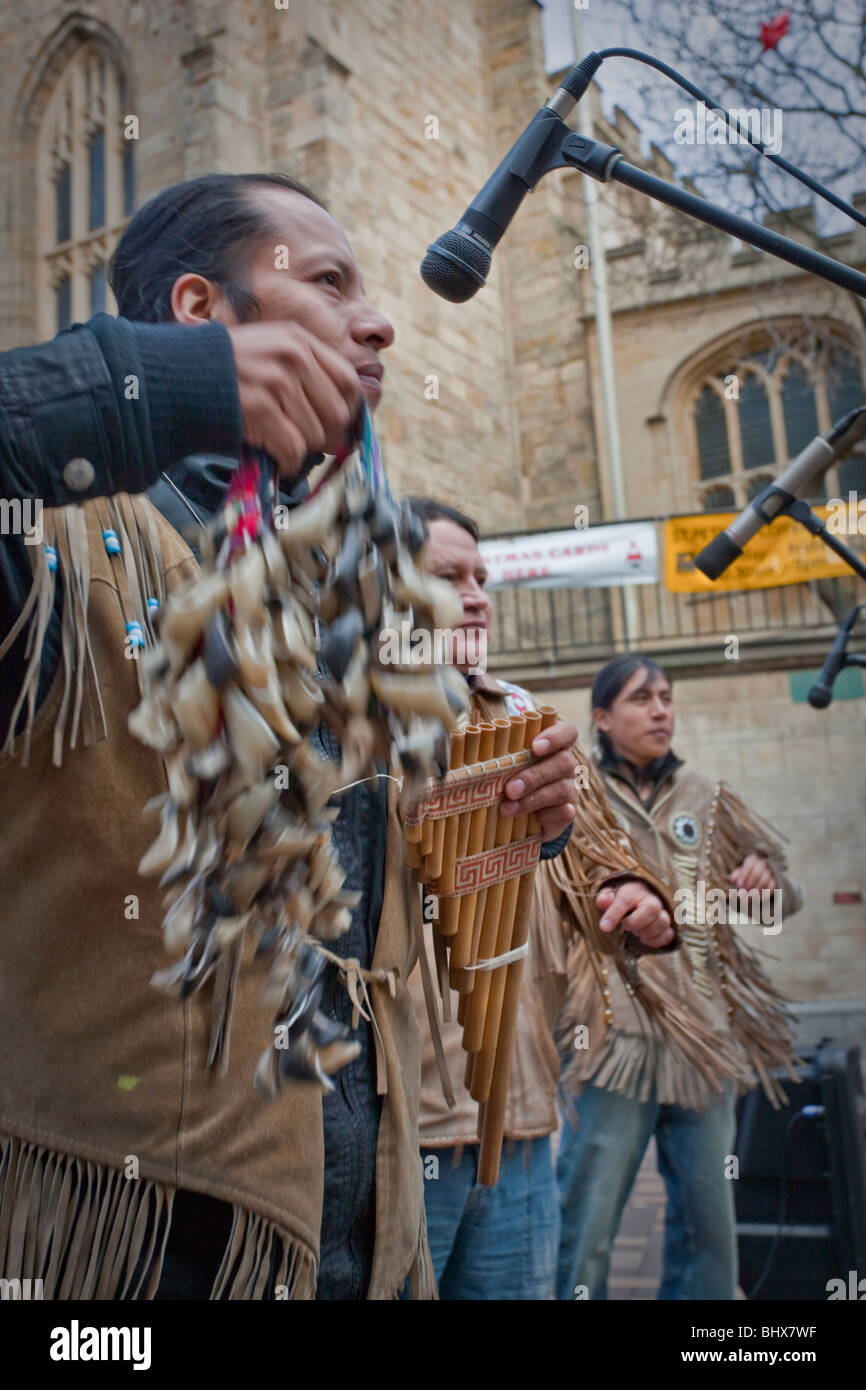 Tatanka (Native American Indian) musiciens jouant dans le centre-ville de Nottingham Banque D'Images