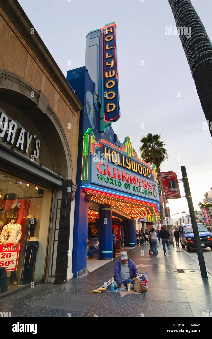 Le Musée Guinness Hollywood Records du monde sur le Walk of Fame sur Hollywood Boulevard avec quelqu'un polissage les étoiles. Banque D'Images