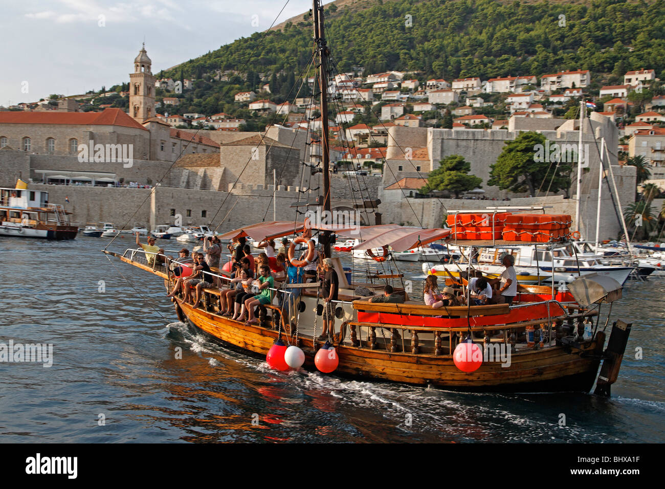 Excursion touristique navire entrée dans le vieux port de Dubrovnik Harbour , Croatie, Europe, Banque D'Images