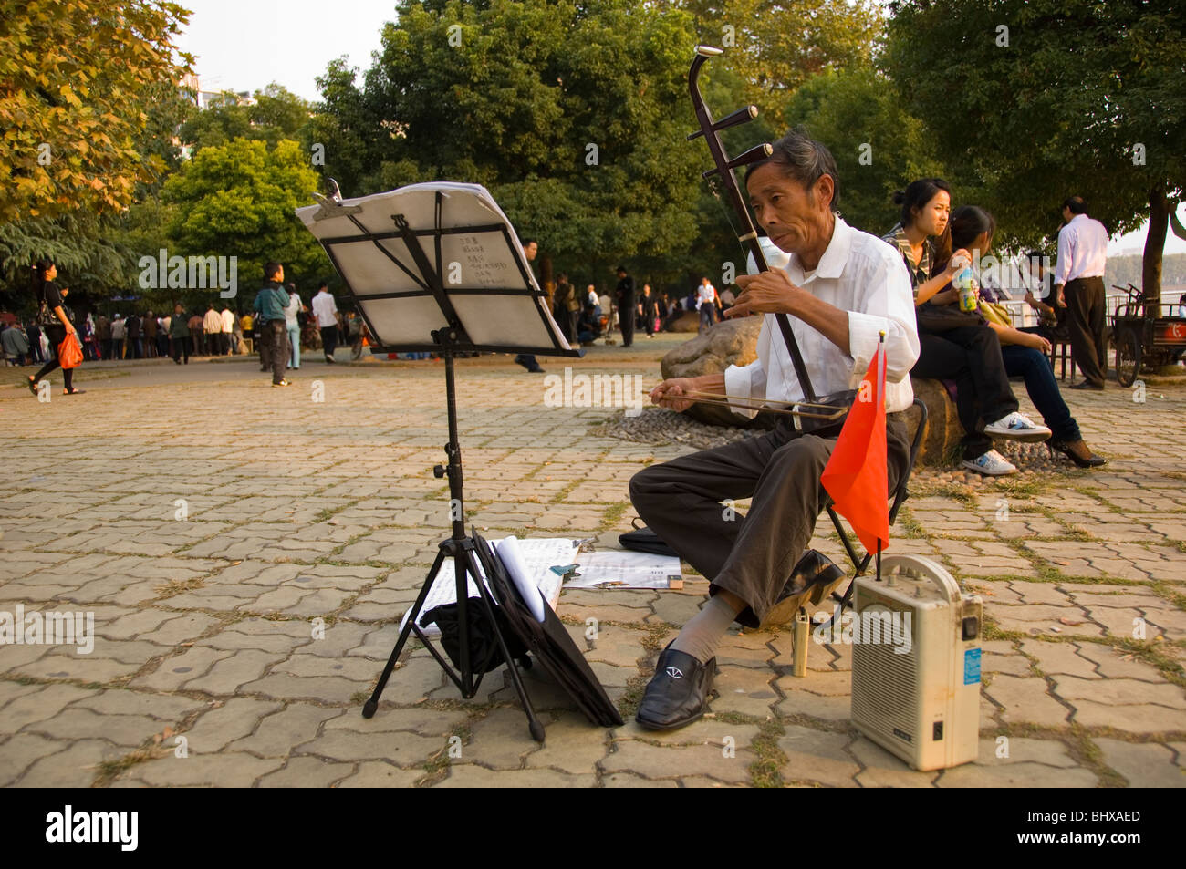 Jinghu player dans un parc à Jiujiang. La province de Jiangxi, Chine. Banque D'Images