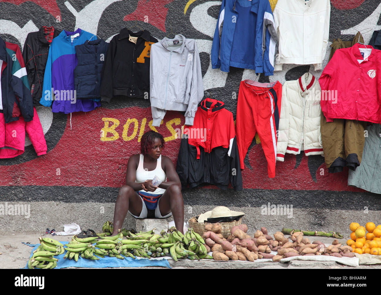 Femme vendant des bananes plantains et des patates douces, de Port-au-Prince, Haïti Banque D'Images