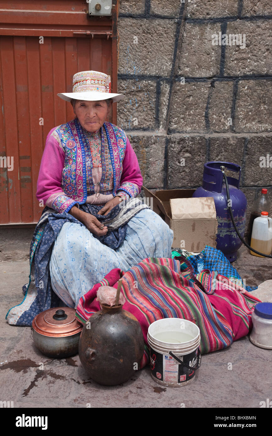 Vieille Femme vendant des biens à la rue du marché à Chivay, le Pérou, Amérique du Sud Banque D'Images