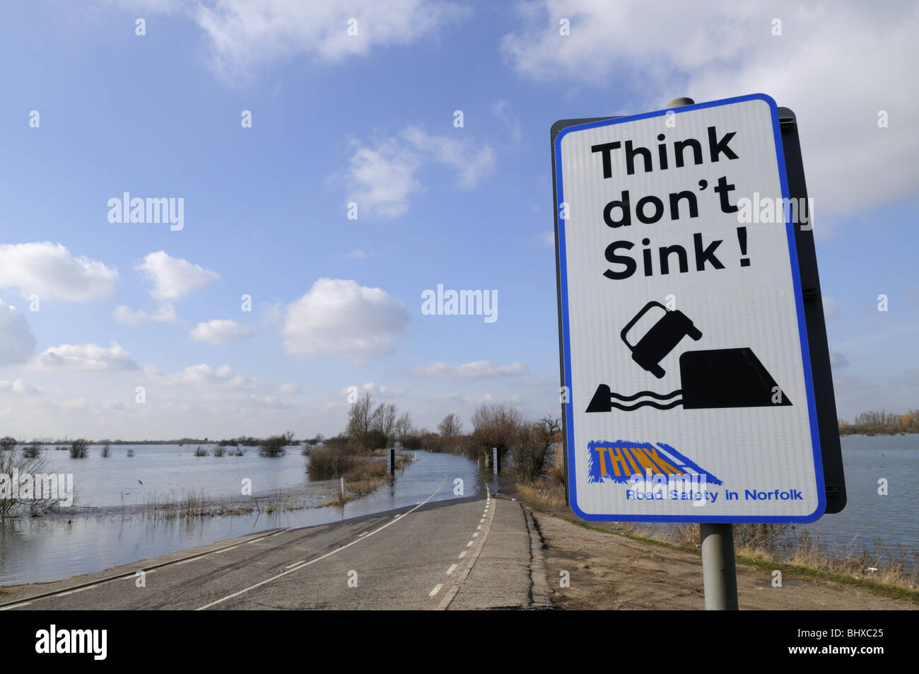 Avis Don't Sink panneau d'avertissement par un A1101 à Welney Laver, Norfolk, Angleterre, Royaume-Uni Banque D'Images