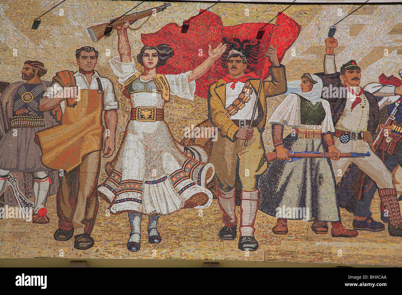 Mosaïque sur la façade du Musée National d'histoire de la place Skanderbeg, Tirana, Albanie Banque D'Images