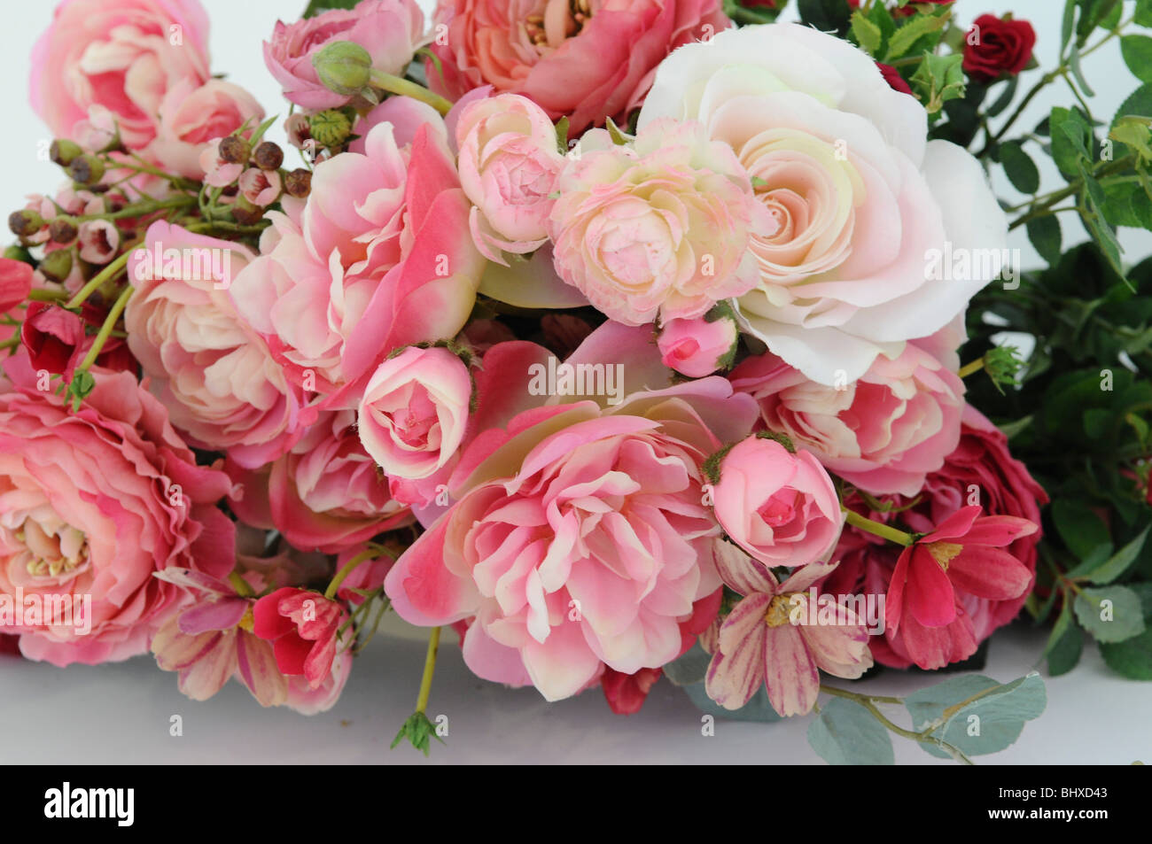 Bouquet de fleurs rose en soie sur fond blanc Banque D'Images