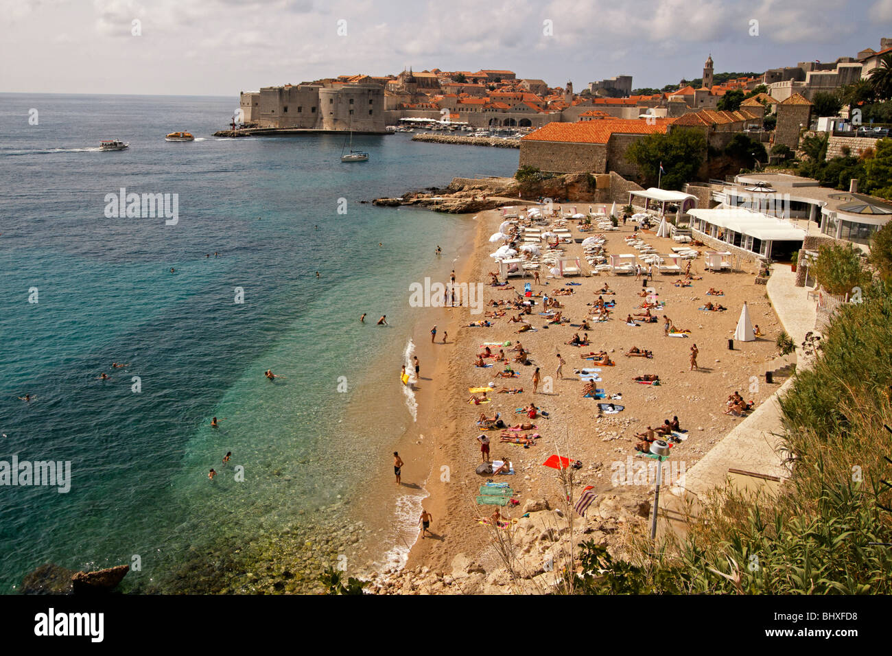 Plage La plage et la vieille ville de Dubrovnik Center , côte dalmate, en Croatie Banque D'Images