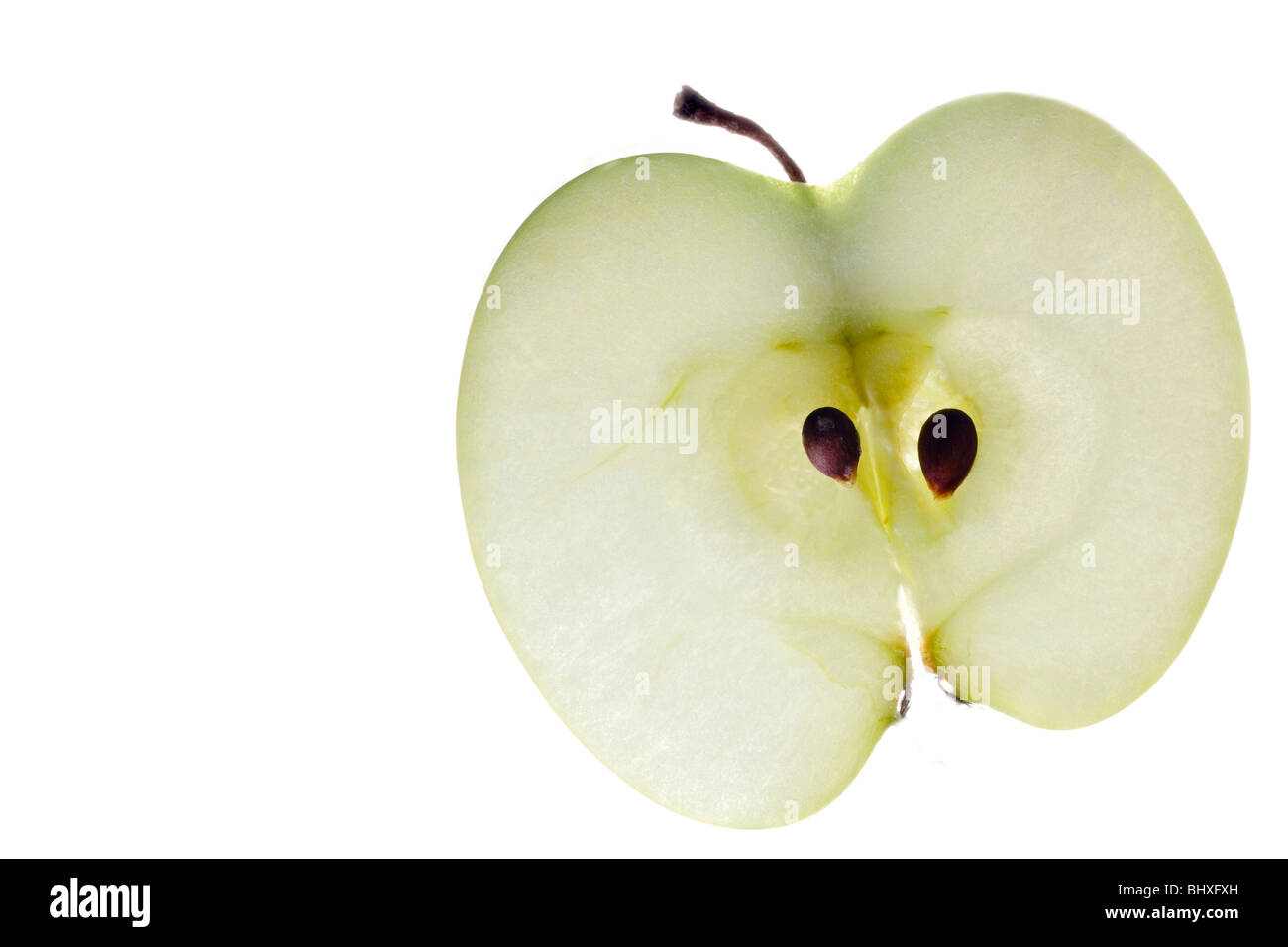 Pomme mûre réduit de moitié sur un fond blanc Banque D'Images