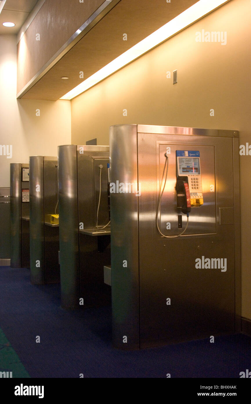 Cabine téléphonique à l'aéroport local Banque D'Images