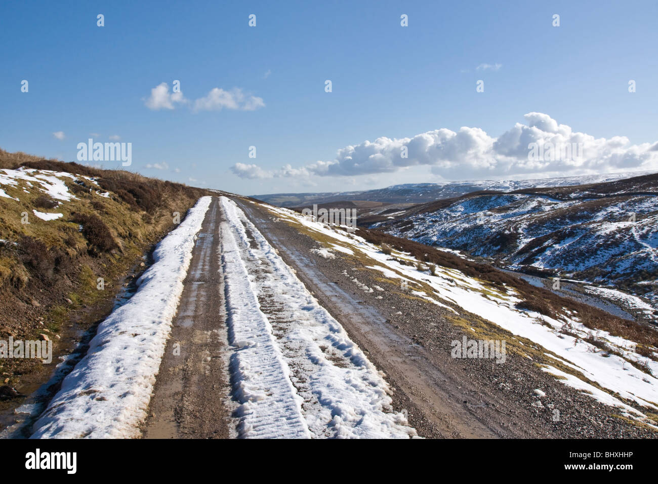 Le suivi à distance au-dessus de vieille bande Beck dans Swaledale, Yorkshire. Banque D'Images