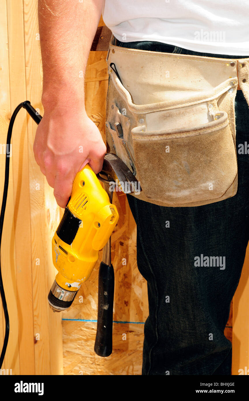 Carpenter tenant une perceuse électrique Banque D'Images