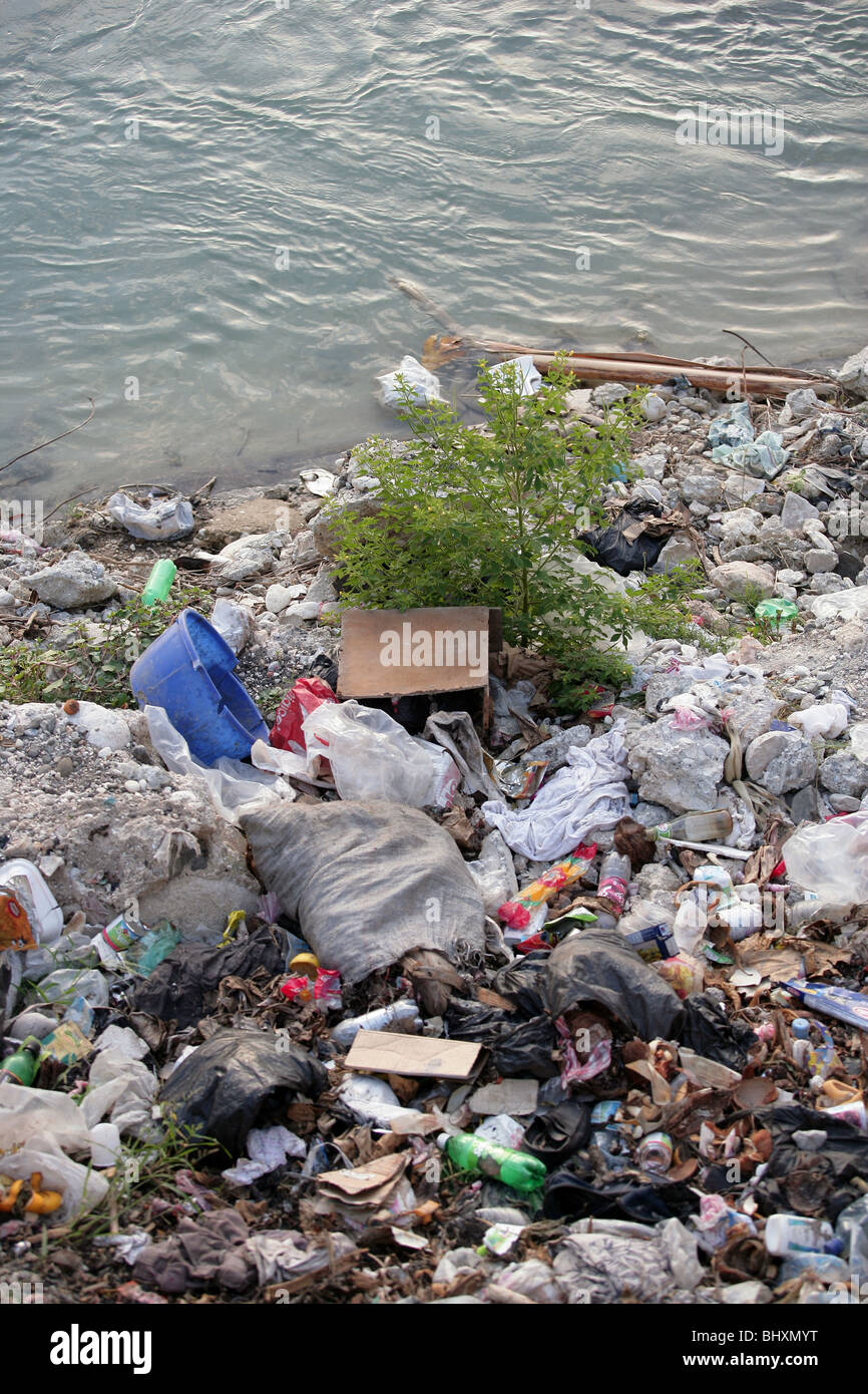 Les déchets sur les rives de la rivière de la Cosse, Jacmel, Haïti Banque D'Images