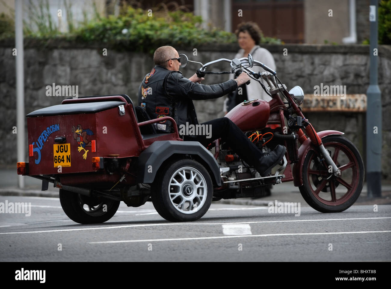Un motard arrive sur une Harley Davidson rassemblement à Weston-Super-Mare Royaume-uni sur une moto à trois roues Banque D'Images
