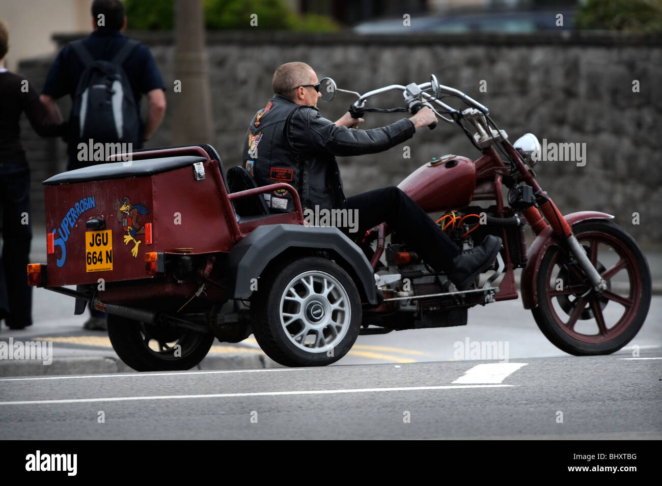 Un motard arrive sur une Harley Davidson rassemblement à Weston-Super-Mare Royaume-uni sur une moto à trois roues Banque D'Images