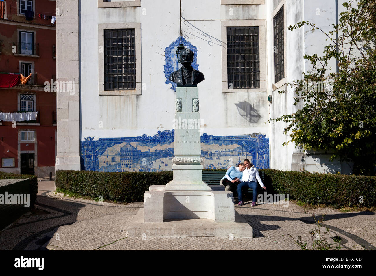 Buste de Julio de Castilho (historien) de Lisbonne dans le Miradouro de Santa Luzia (belvédère / terrasse) dans Alfama. Lisbonne, Portugal. Banque D'Images