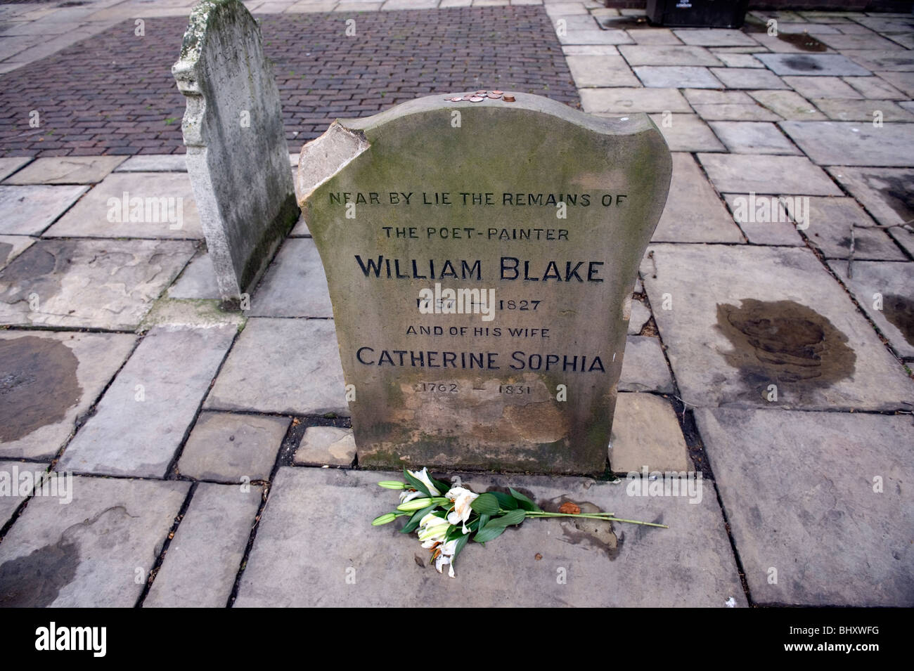 Bunhill Fields, Londres, Angleterre, Royaume-Uni. Tombe de William Blake, poète et peintre-1757-1827 et son épouse Sophia. Banque D'Images