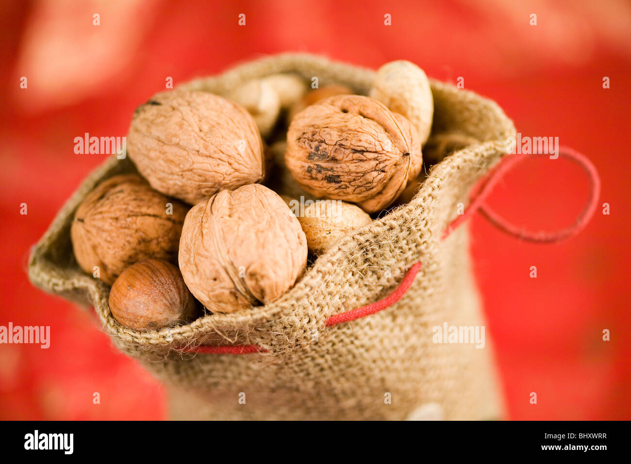 Sac de jute avec des écrous à Noël Banque D'Images