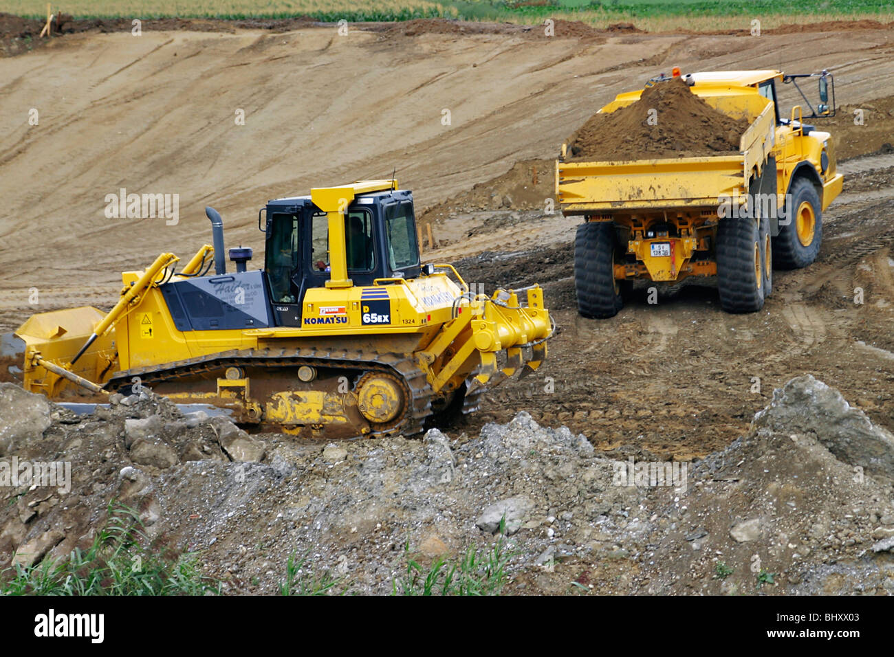 Crawler-type de véhicules et de camions sur un chantier Banque D'Images