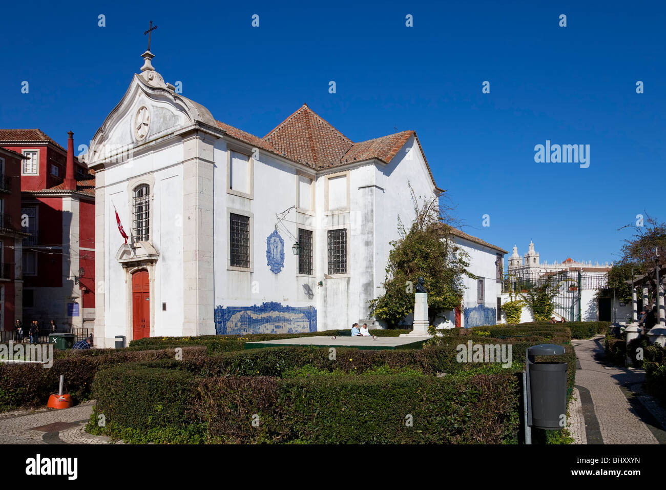 Église de Santa Luzia et Miradouro de Santa Luzia (belvédère / terrasse) dans Alfama. Lisbonne, Portugal. Banque D'Images