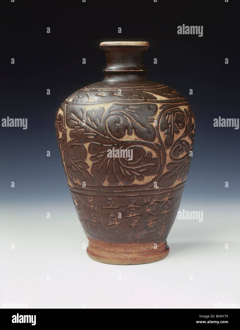 Vase meiping emaillé pot type Cizhou émaillée marron avec motif floral sculpté, Chine, dynastie Ming, 1464. Artiste : Inconnu Banque D'Images