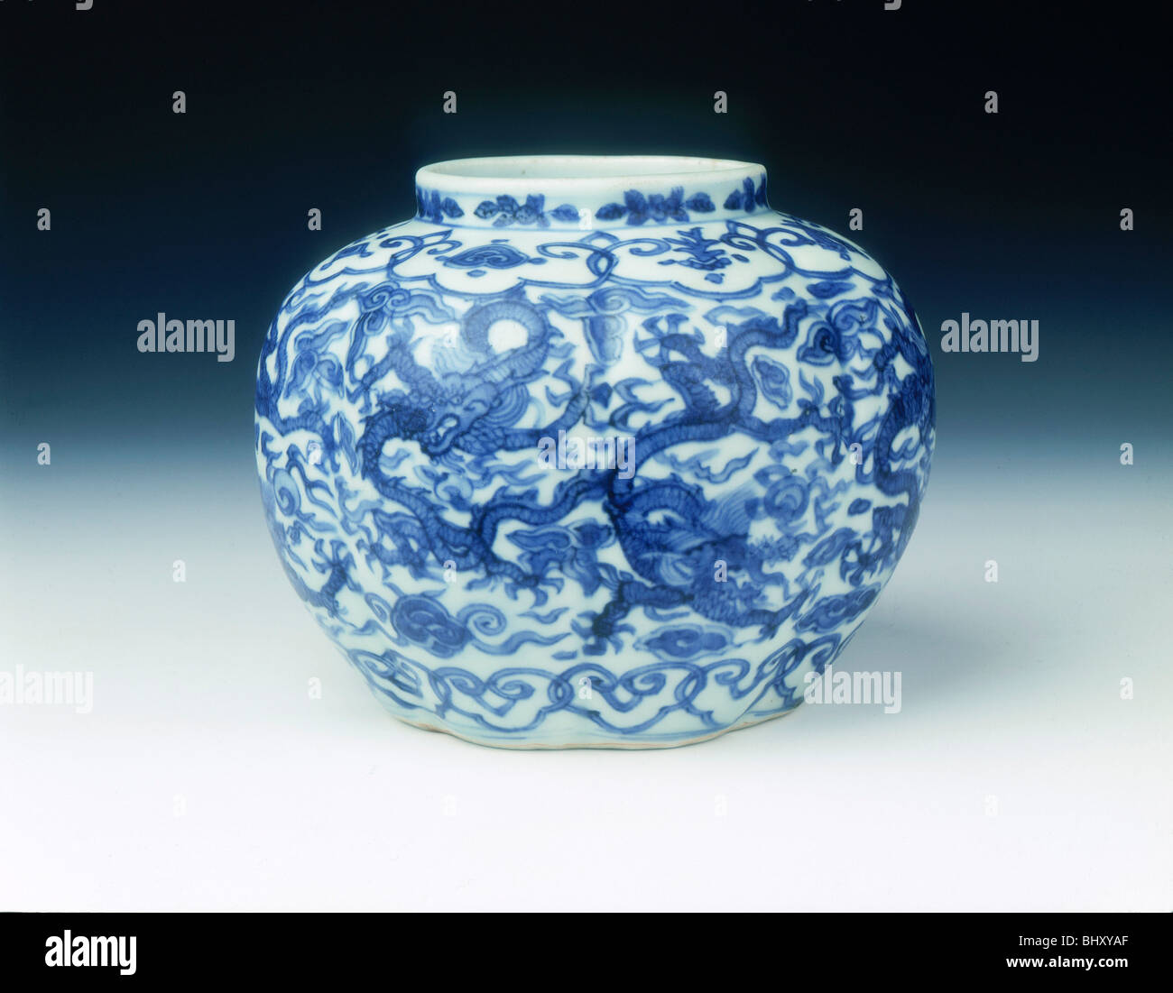 Jar lobées bleu et blanc avec des dragons, période Wanli, dynastie Ming, Chine, 1572-1620. Artiste : Inconnu Banque D'Images