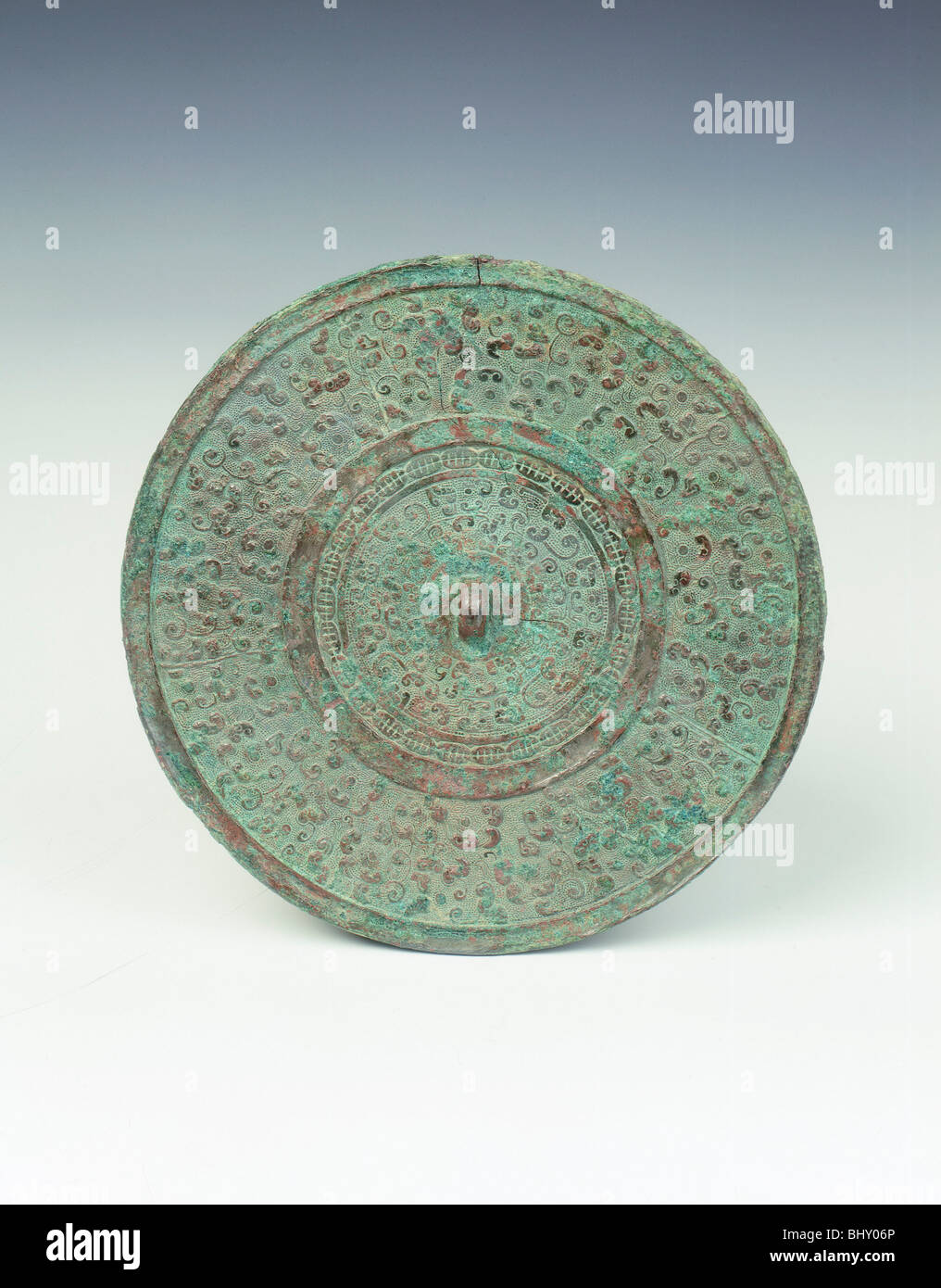 Miroir en bronze avec motif têtes de dragon, l'Est de dynastie Zhou, Chine, 6e-5e dynastie BC. Artiste : Inconnu Banque D'Images