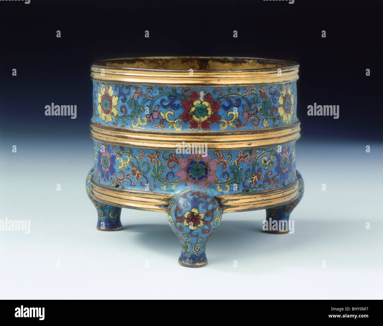 L'émail cloisonné trépied encensoir, dynastie des Qing, Chine, 18e siècle. Artiste : Inconnu Banque D'Images