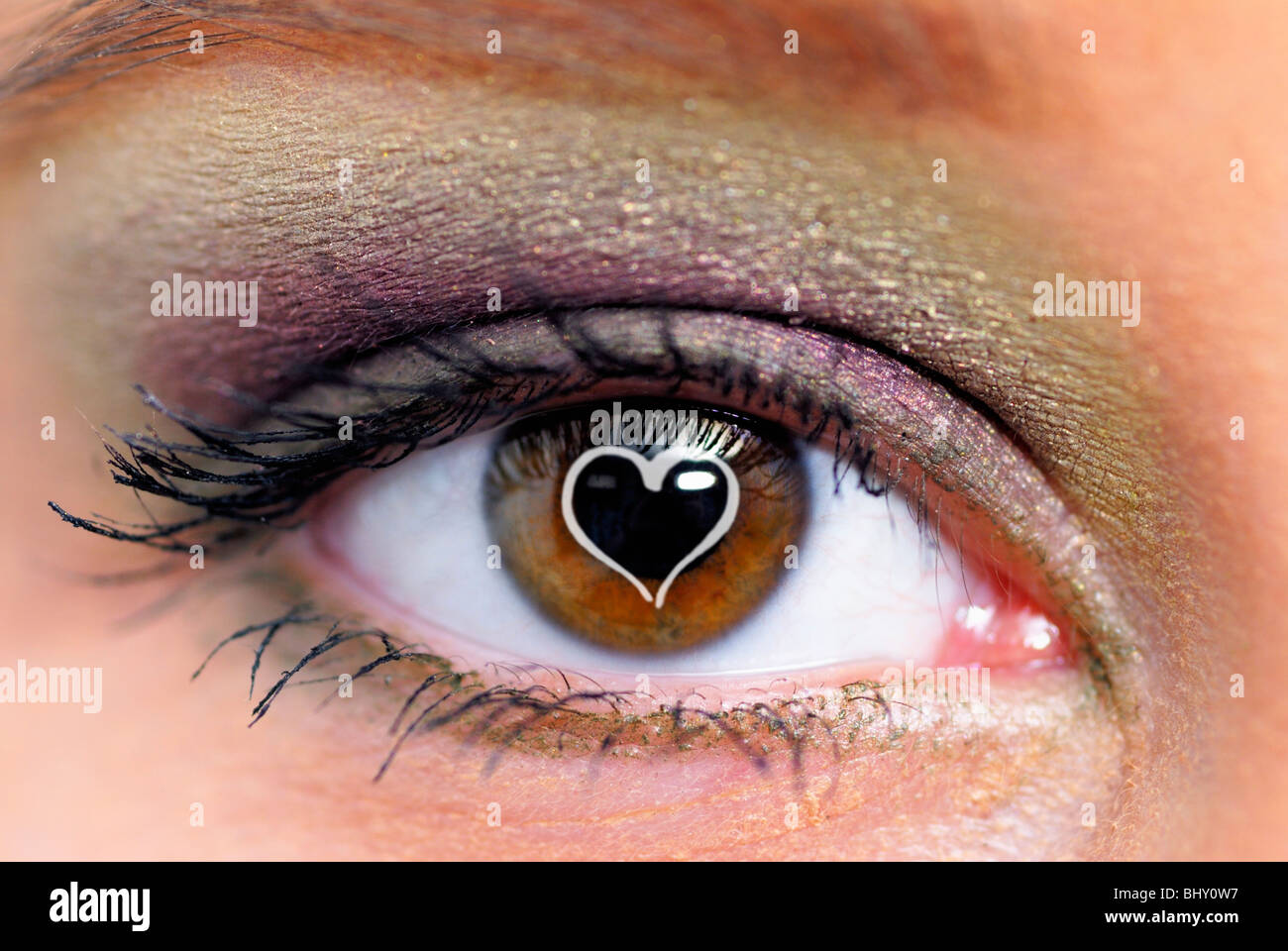 Brown eye avec un coeur Banque D'Images