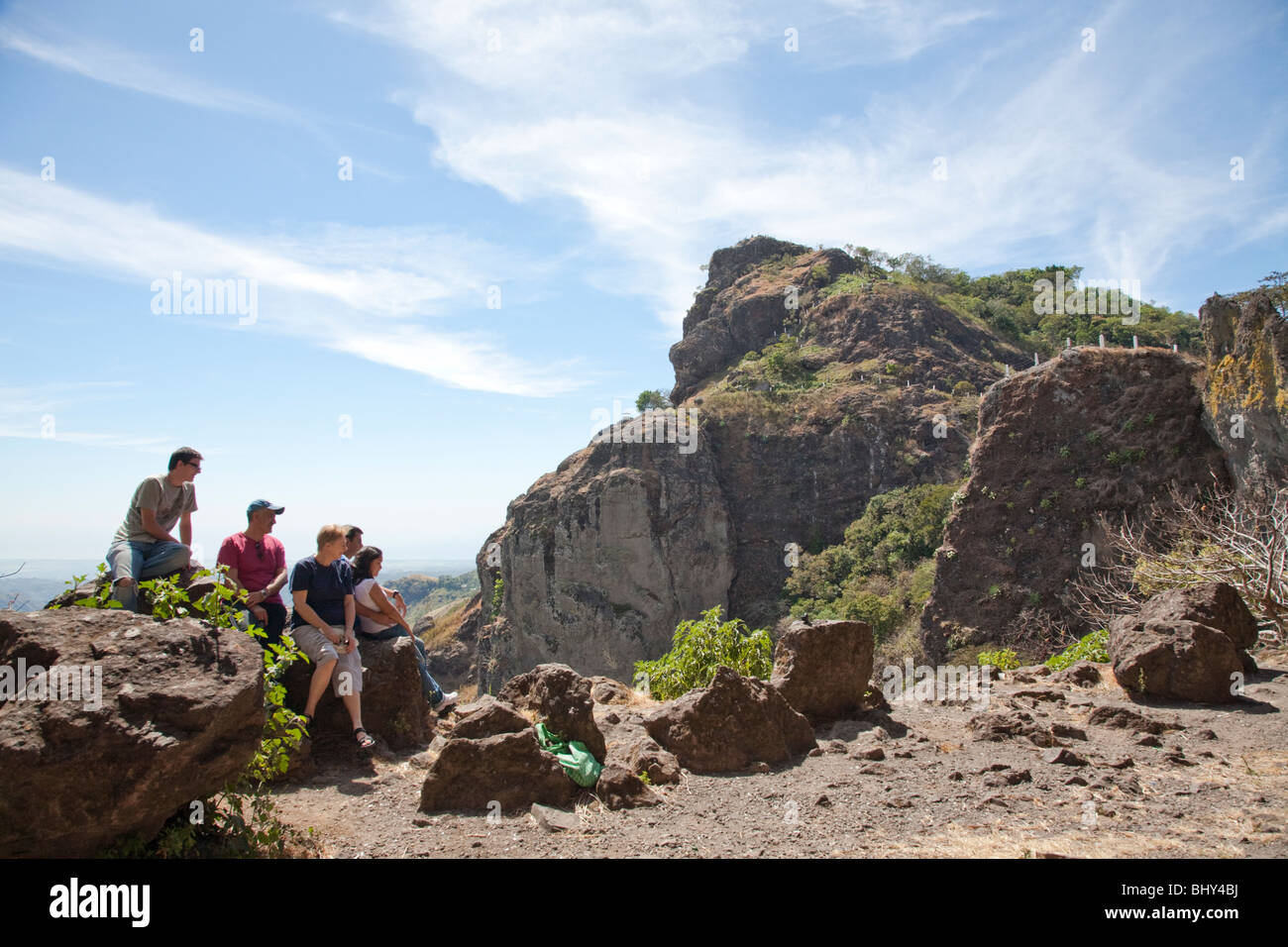 La Puerta del Diablo se compose de deux énormes rochers presque verticale, cadre qui offre une vue magnifique du volcan San Vicente. Banque D'Images