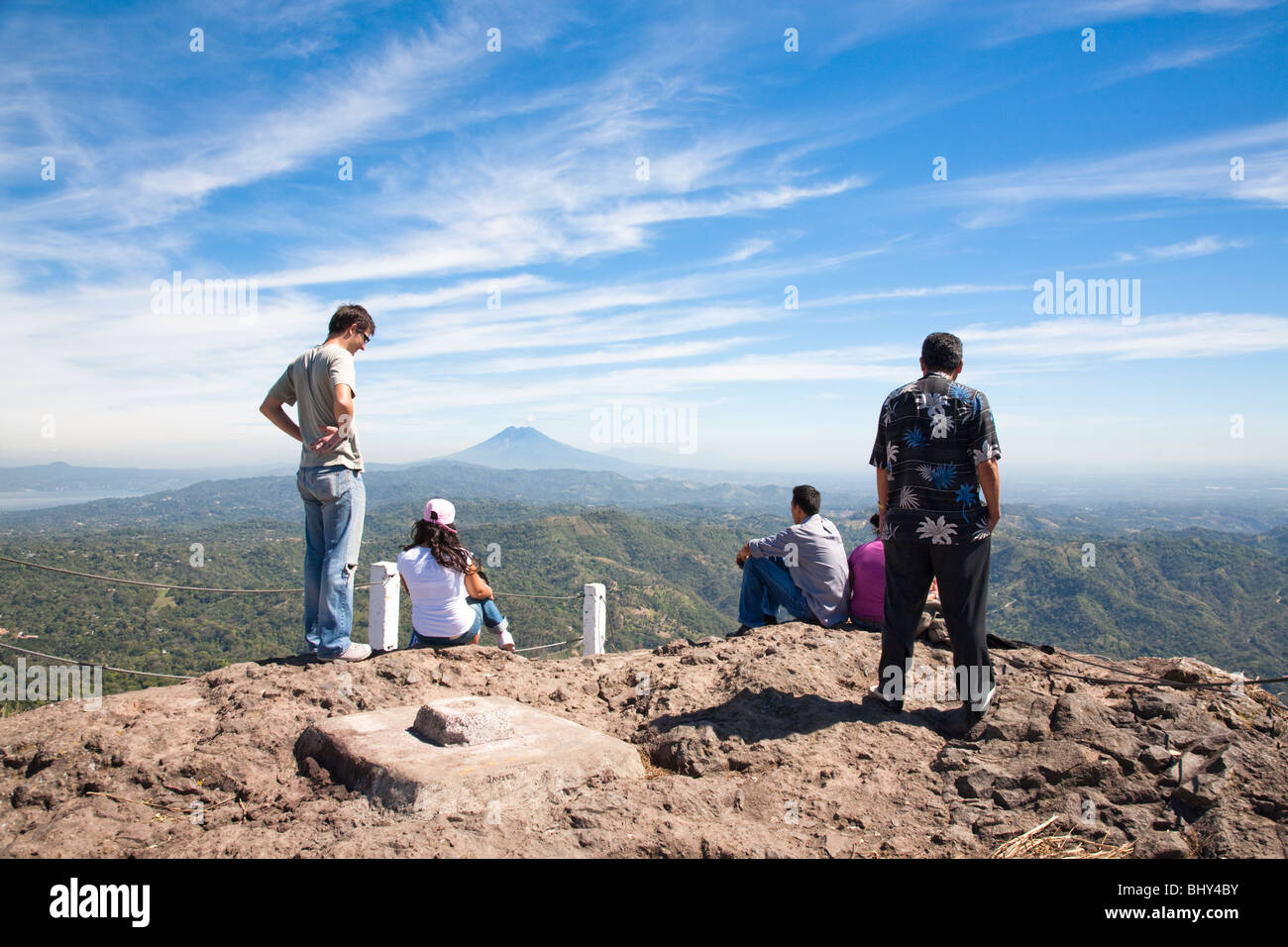La Puerta del Diablo se compose de deux énormes rochers presque verticale, cadre qui offre une vue magnifique du volcan San Vicente. Banque D'Images