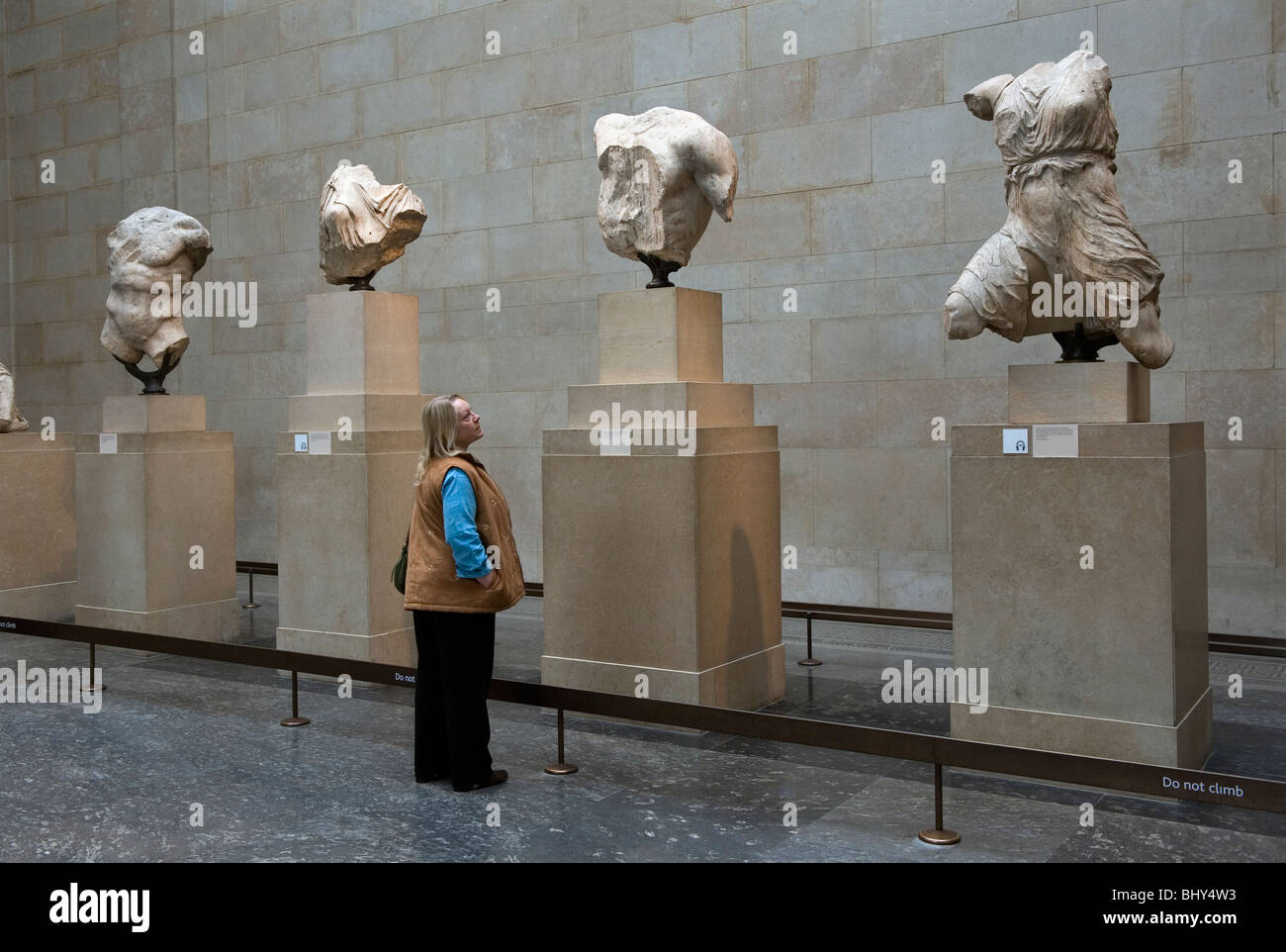 Le British Museum, Londres, Angleterre, Royaume-Uni.Les visiteurs de la maison et à l'étranger visitant la British Museum de Londres, Angleterre.Marbres d'Elgin Banque D'Images