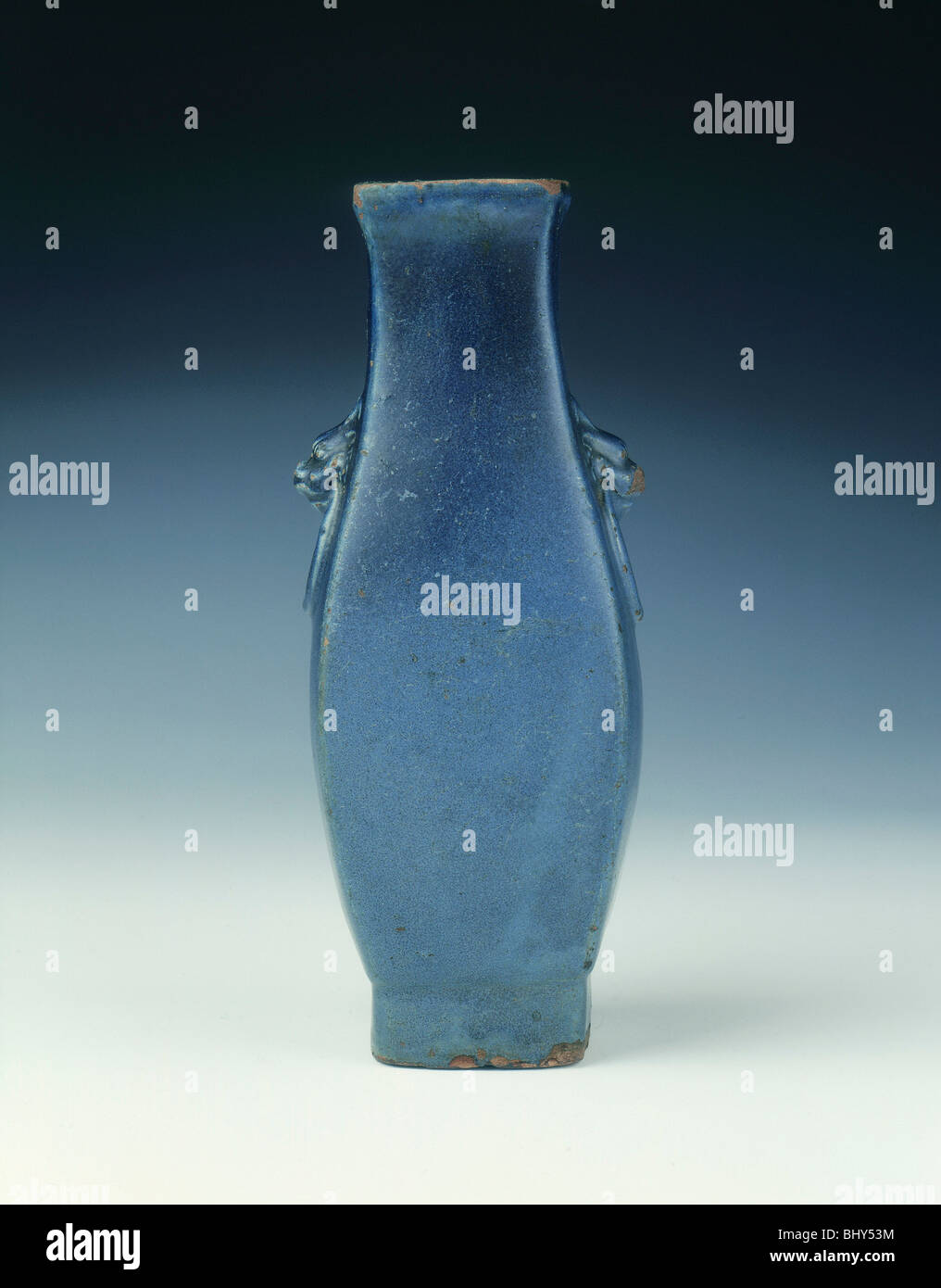 Shiwan vase bleu, Fin de la dynastie Ming, Chine, 1600-1644. Artiste : Inconnu Banque D'Images