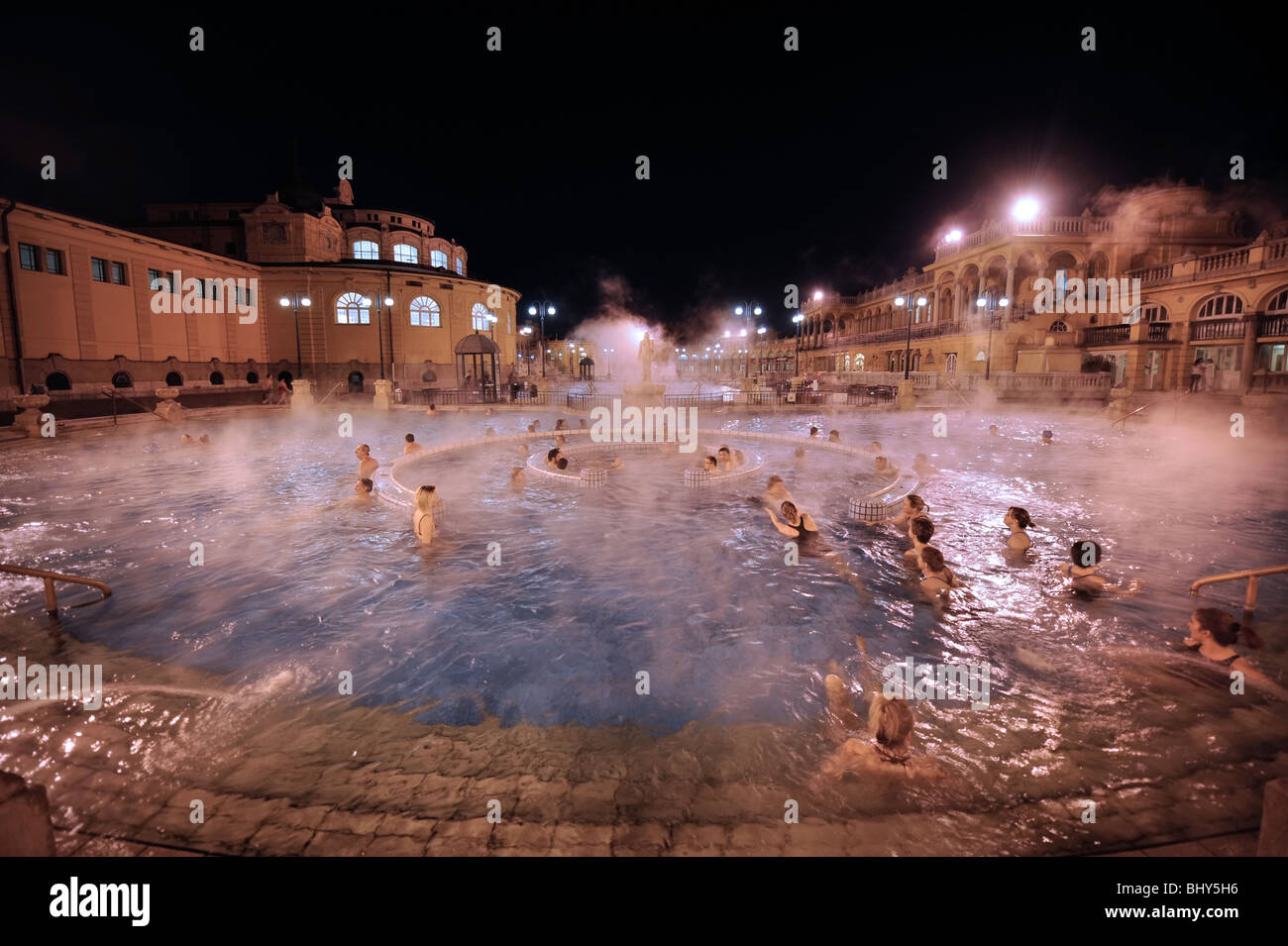 L'augmentation de la vapeur des bains Szechenyi sur une froide nuit d'hiver à Budapest, Hongrie Banque D'Images
