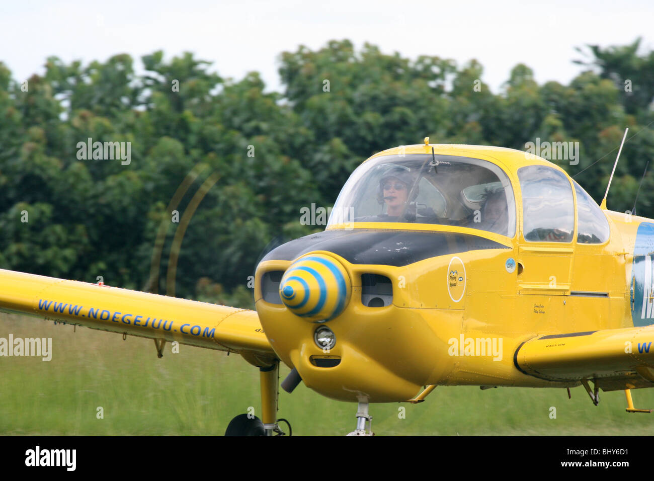 Un Fuji FA200 Aero Subaru moteur unique avion de voltige s'apprête à décoller. Banque D'Images