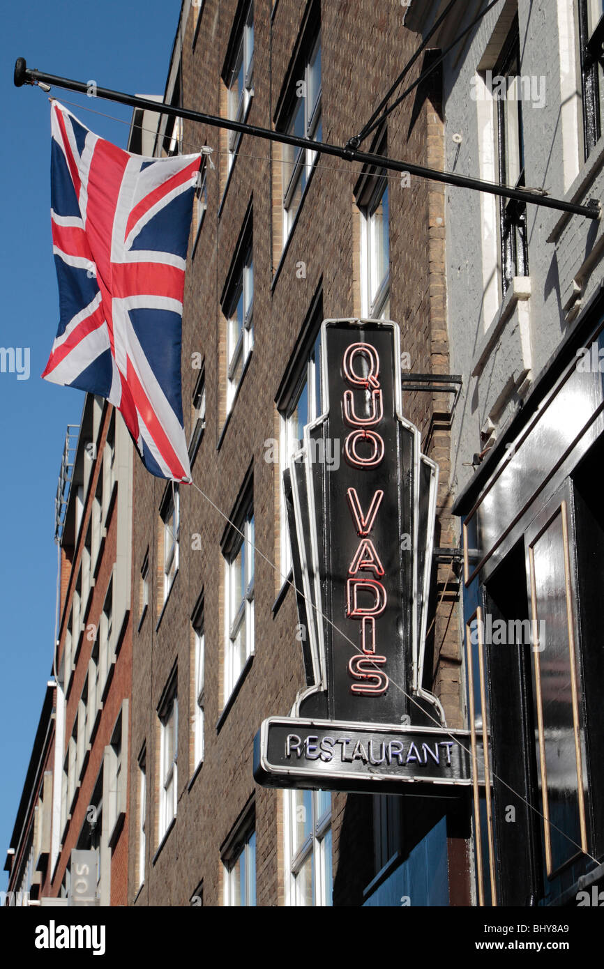 L'Union, se battant au-dessus de 'Quo Vadis' restaurant à Soho, Londres, Royaume-Uni. Banque D'Images